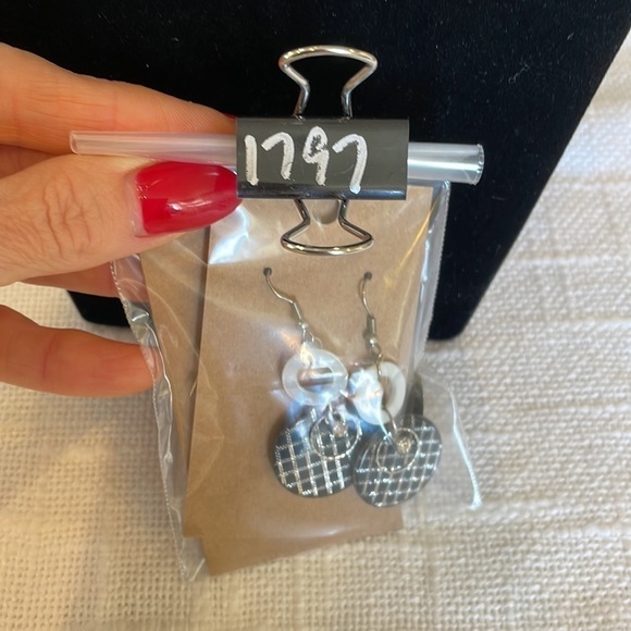 💐5/25 2 pair large round bold metal red glitter chevron mother of pearl dangle - Picture 10 of 10